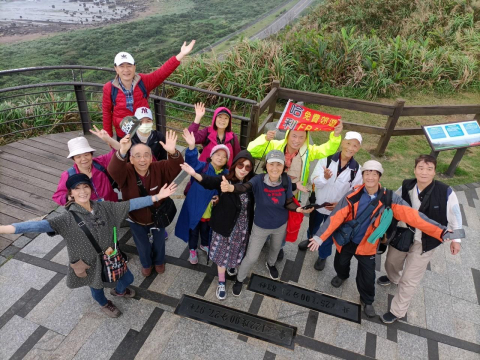 他無償揪團天天郊遊，逛公園看飛機、台鐵環島去！走著交朋友，彼此不再缺「陪伴」