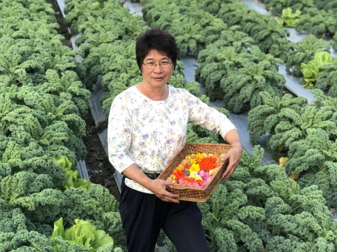 熬過負債、婚變、銀行抽銀根…她走過人生巨震，55歲華麗轉身！生菜女王告白：「沒有他們，我就倒了」