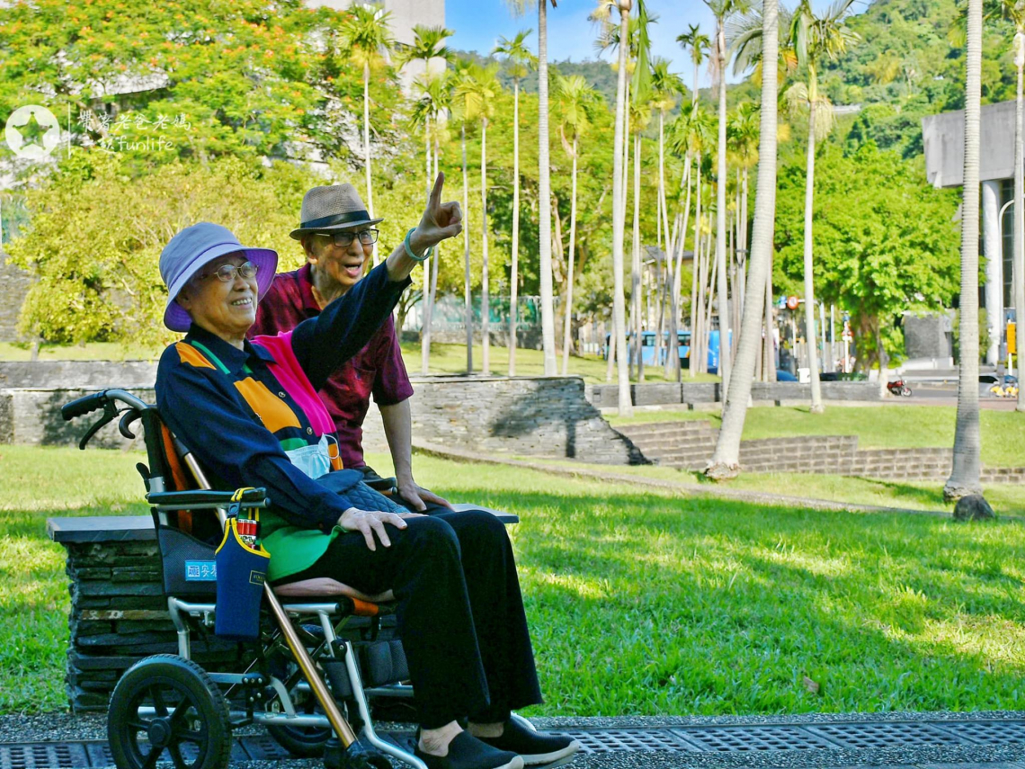 他56歲棄鐵飯碗提早退休、只為帶90歲爸媽環島出遊去！「能聽他們笑聲才覺人生有及格」