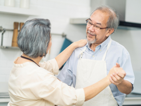 忘掉的人越來越多，卻忘不掉「愛妻包水餃」身影…這招敲開失智爺心門：走出沒有「她」的世界