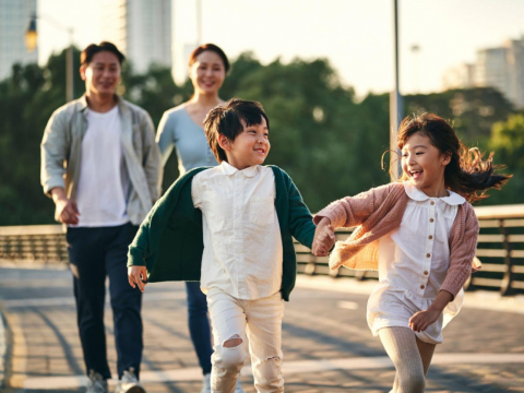 人妻外遇生兩子，他砸千萬供買房花用「親生兒不認我」！維繫親情不只靠血緣，放手才是真的愛