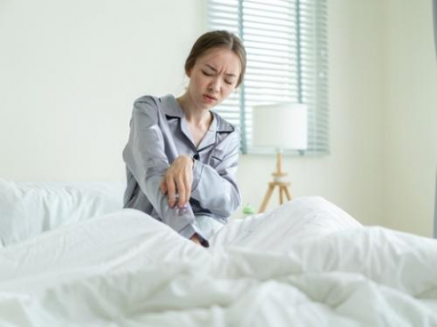 抓到流血、流湯的中重度異位性皮膚炎！口服標靶小分子藥物舒緩癢感、改善病灶，皮膚專科醫師圖文解說