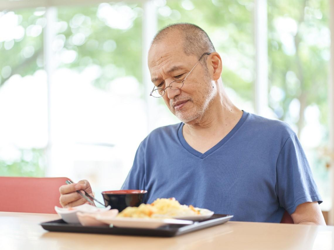 吃飯常卡卡、聲音沙啞…當心是「肌少症」！醫揭肌力下滑陷「恐怖循環」：最終恐臥床失能