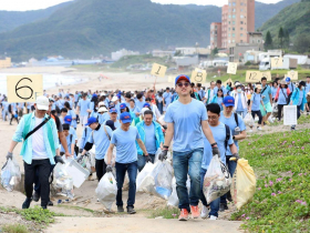 一個地球 一起守護 南山人壽攜手玉山金控淨灘 逾900人用行動愛海洋