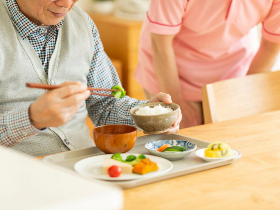 千萬別拍背！長輩「吞嚥功能退化」增加進食風險，家庭照顧者必學：「噎到」急救措施和預防方法