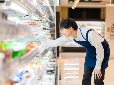 領最低時薪、每天吃報廢食品，46歲男超商打工10年無怨言：「這原因」從沒想過換工作