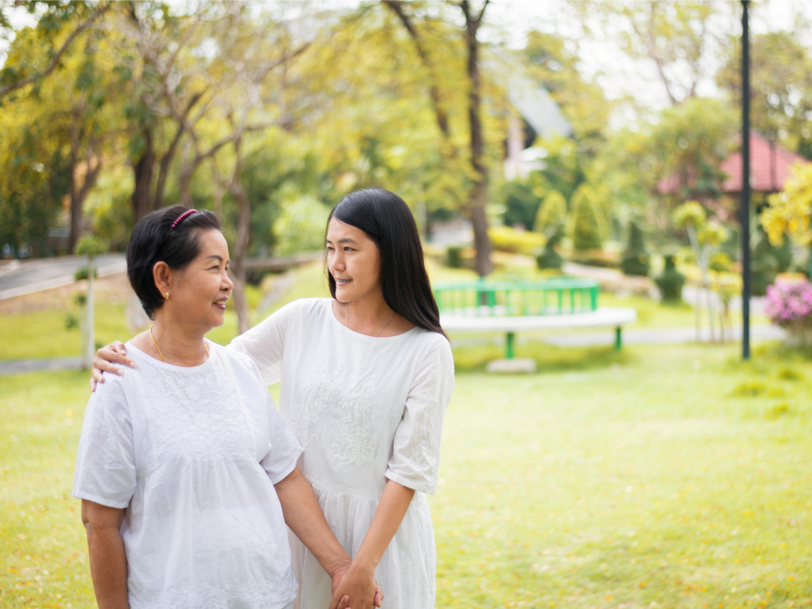 不是有人顧就好！「失智」看護分3階段：早期重陪伴、中期防走失…「這樣做」給家人最好照顧