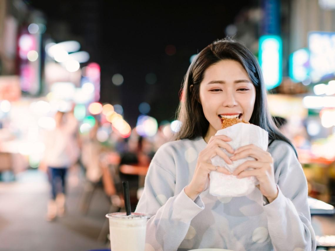 不是臭豆腐、鹹酥雞！醫揭最危險小吃是它…10大美食藏「高醣、高油脂」陷阱：吃一次傷害身體逾1年