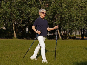 照顧失智夫10年至離世，她走出傷痛活出無憾人生！參加讀書會、90歲獨自旅遊：「我為我自己而活」