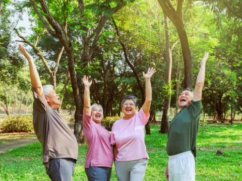 退休第1天就學薩克斯風！76歲伯組16人樂團，從河堤吹進國際舞台：演出不為得名，而是陪伴彼此變老