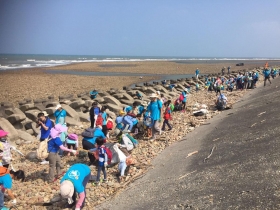 最髒海域泡沫垃圾綿延1公里