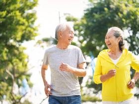  父93歲善終，母堅持不請外勞自理過日子！劉毓秀：不臥床的老後，子女自在「省錢」