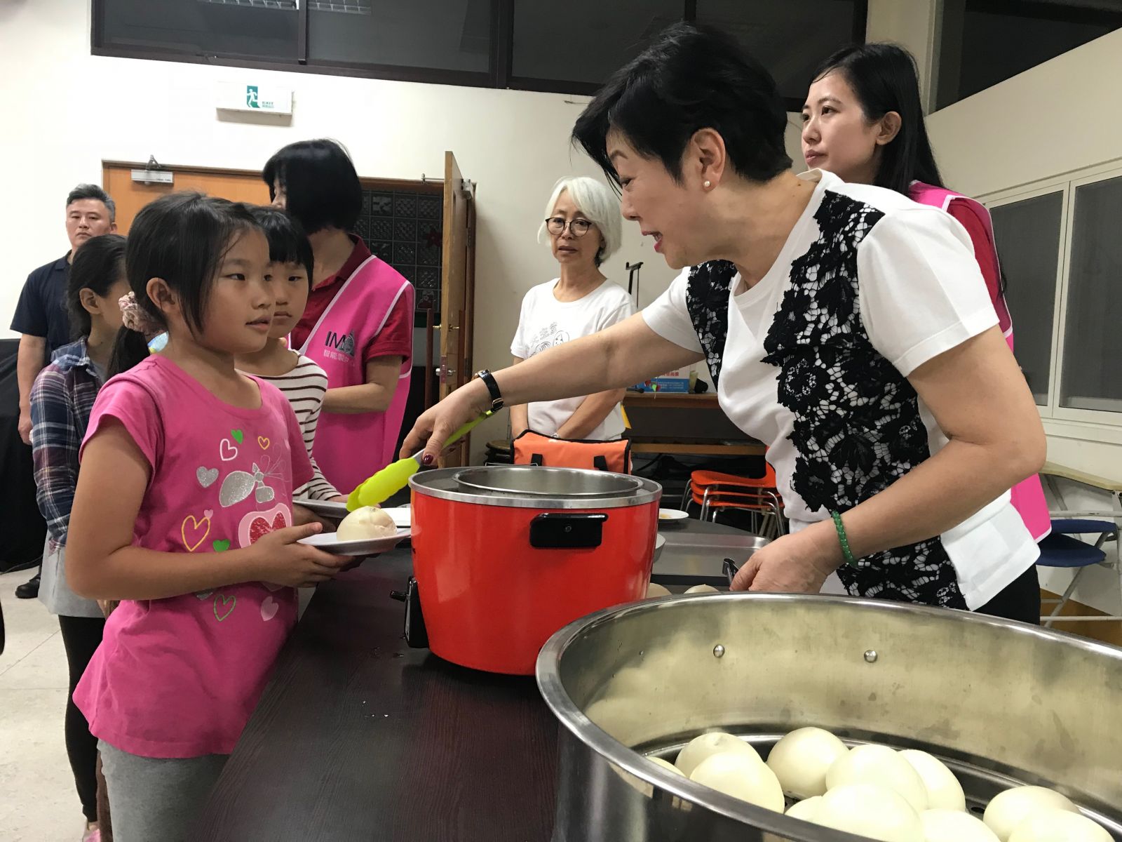 張淑芬擔心偏鄉孩子吃不飽，找來國內多家食品大廠一起合作「惜食」專案。