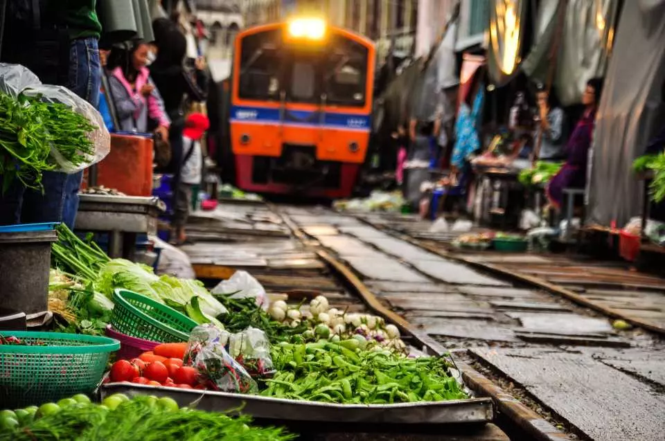 泰國曼谷｜美功鐵道市場 Maeklong．曼谷近郊一日遊必訪景點，火車經過攤販特殊求生之道 @飛天璇的口袋