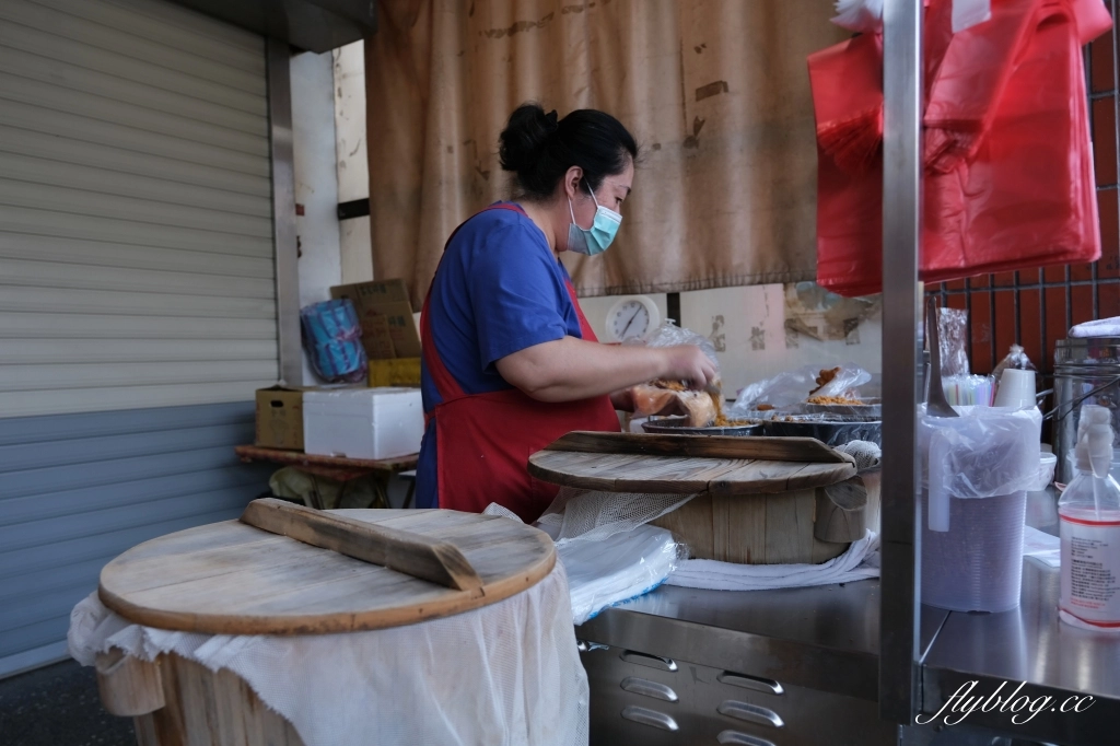 苗栗三義｜三義大街無名飯糰．早上8:30前就售完的菜市場飯糰，平日早上也要排隊才買得到 @飛天璇的口袋