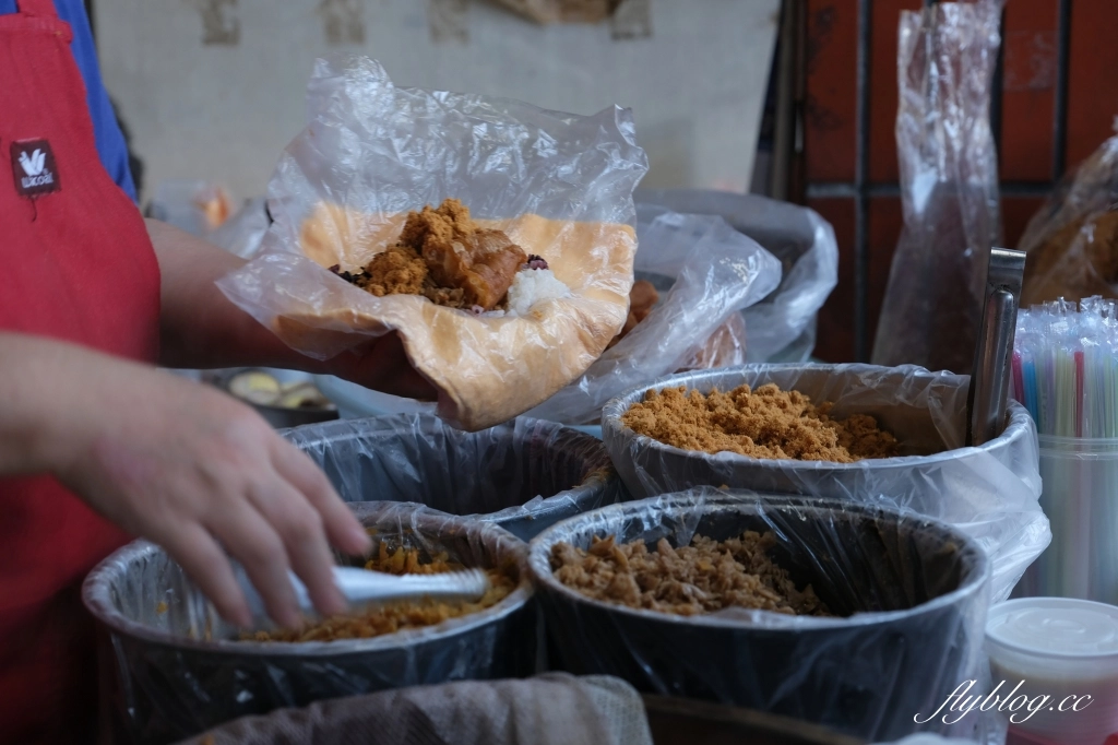 苗栗三義｜三義大街無名飯糰．早上8:30前就售完的菜市場飯糰，平日早上也要排隊才買得到 @飛天璇的口袋