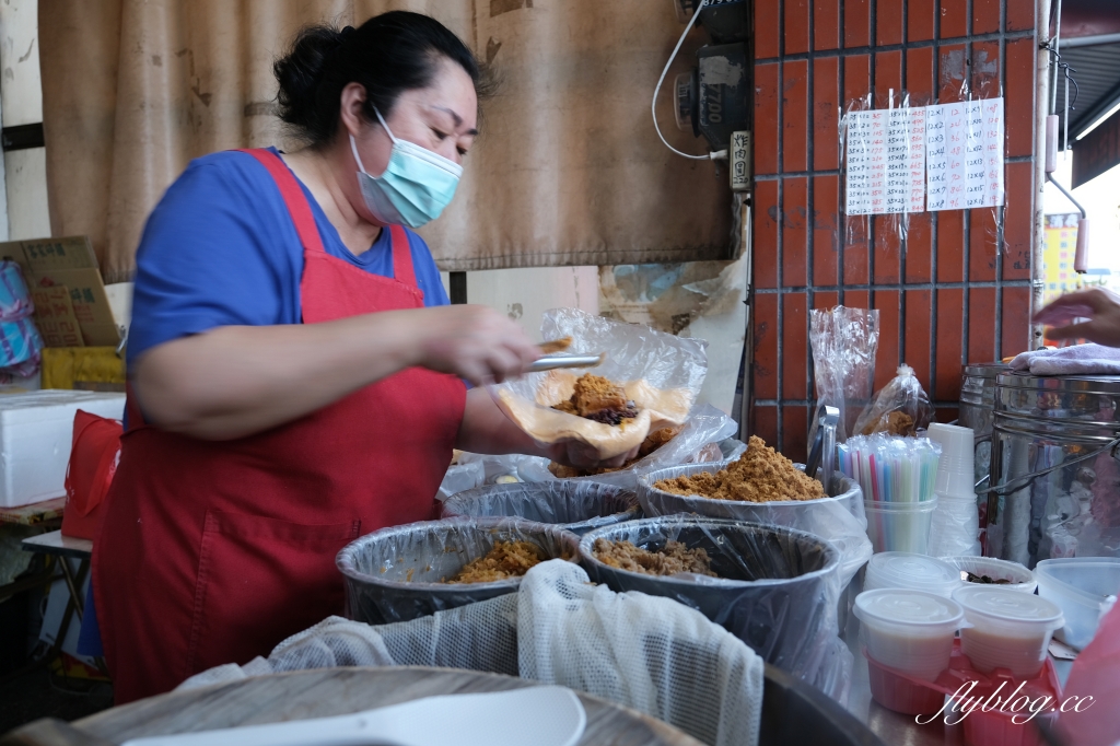 苗栗三義｜三義大街無名飯糰．早上8:30前就售完的菜市場飯糰，平日早上也要排隊才買得到 @飛天璇的口袋