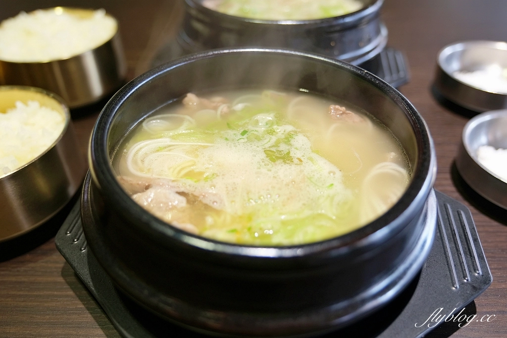 台中南屯｜延南家韓式豬肉湯飯雪濃湯．銀鉤韓式鍋物新品牌，吃得到血腸湯和豬肉湯 @飛天璇的口袋