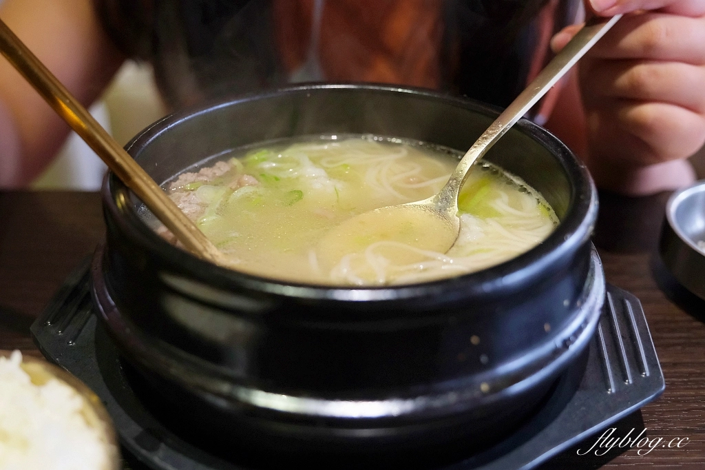 台中南屯｜延南家韓式豬肉湯飯雪濃湯．銀鉤韓式鍋物新品牌，吃得到血腸湯和豬肉湯 @飛天璇的口袋