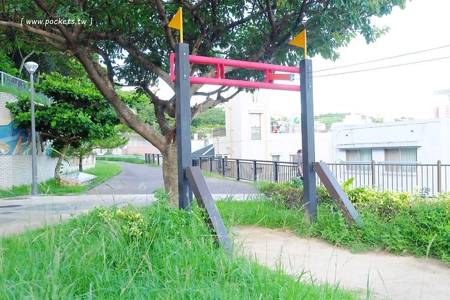 日本沖繩｜海軍壕公園｜沖繩超長溜滑梯，藍黃兩道不同坡度，不管大人小孩都很愛，免費玩樂兼殺小人體力，沖繩親子旅遊超夯景點推薦 @飛天璇的口袋