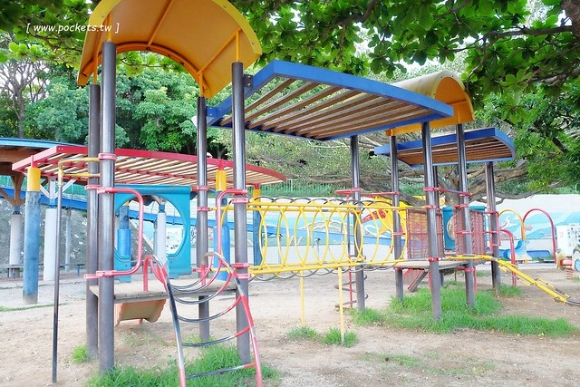 日本沖繩｜海軍壕公園｜沖繩超長溜滑梯，藍黃兩道不同坡度，不管大人小孩都很愛，免費玩樂兼殺小人體力，沖繩親子旅遊超夯景點推薦 @飛天璇的口袋