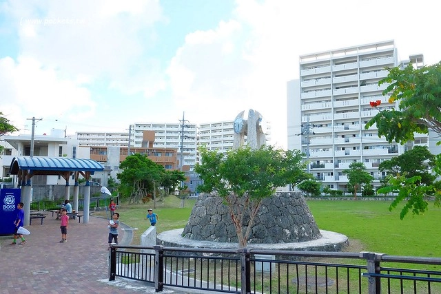 日本沖繩｜海軍壕公園｜沖繩超長溜滑梯，藍黃兩道不同坡度，不管大人小孩都很愛，免費玩樂兼殺小人體力，沖繩親子旅遊超夯景點推薦 @飛天璇的口袋