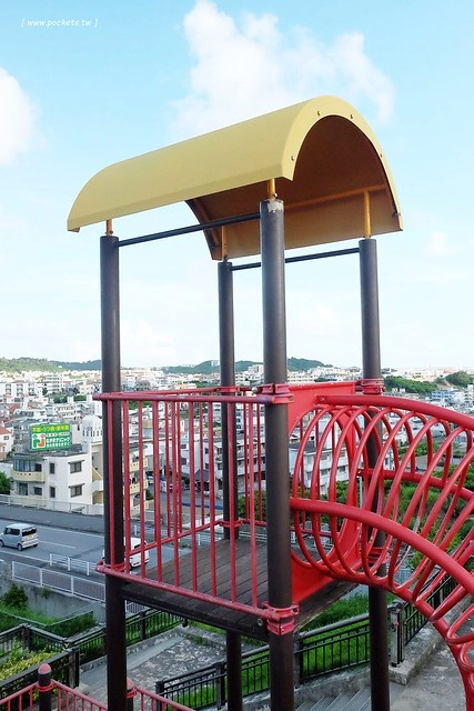 日本沖繩｜海軍壕公園｜沖繩超長溜滑梯，藍黃兩道不同坡度，不管大人小孩都很愛，免費玩樂兼殺小人體力，沖繩親子旅遊超夯景點推薦 @飛天璇的口袋