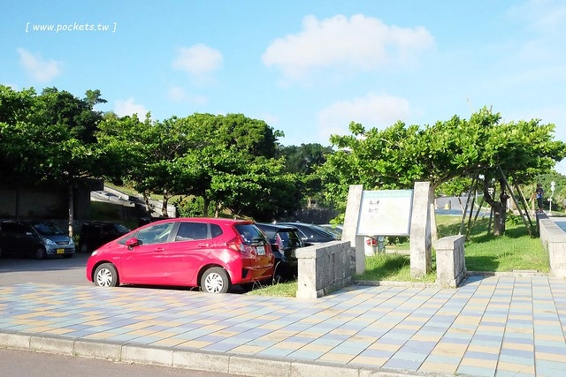 日本沖繩｜海軍壕公園｜沖繩超長溜滑梯，藍黃兩道不同坡度，不管大人小孩都很愛，免費玩樂兼殺小人體力，沖繩親子旅遊超夯景點推薦 @飛天璇的口袋