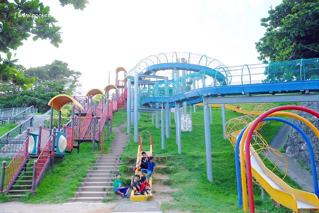 日本沖繩｜海軍壕公園｜沖繩超長溜滑梯，藍黃兩道不同坡度，不管大人小孩都很愛，免費玩樂兼殺小人體力，沖繩親子旅遊超夯景點推薦 @飛天璇的口袋