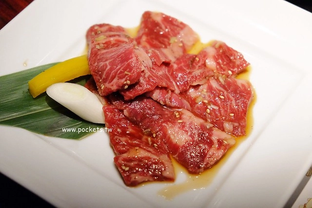 日本沖繩｜敘敘苑燒肉｜日本超人氣燒肉店，和牛質感一等一沒話說，但是價格也是一等一的，推薦商業午餐比較划算 @飛天璇的口袋