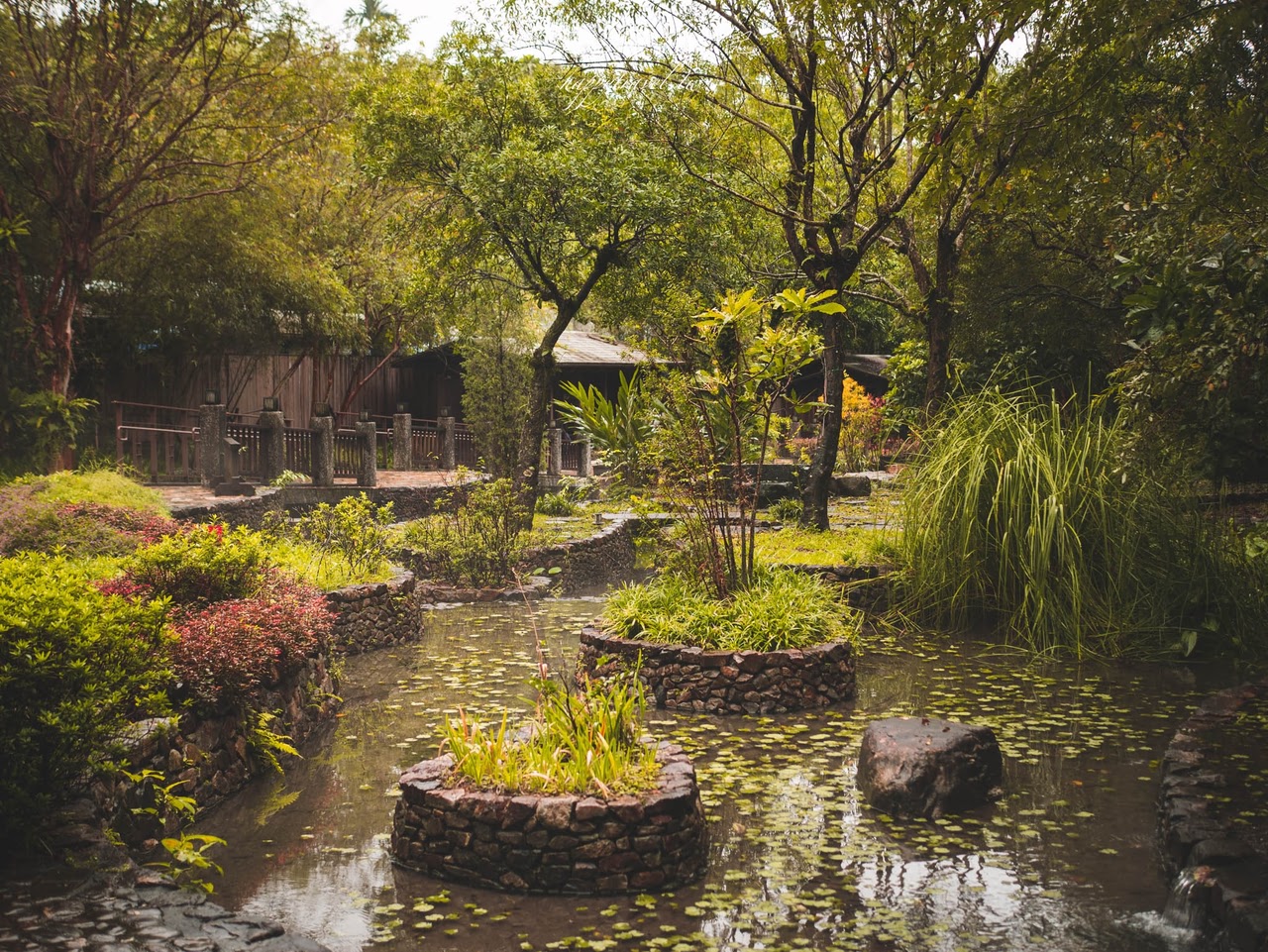 今日熱門文章：宜蘭景點。森林風呂｜鬧中取靜的平價溫泉，在森林中沐浴湯池的享受，礁溪溫泉推薦