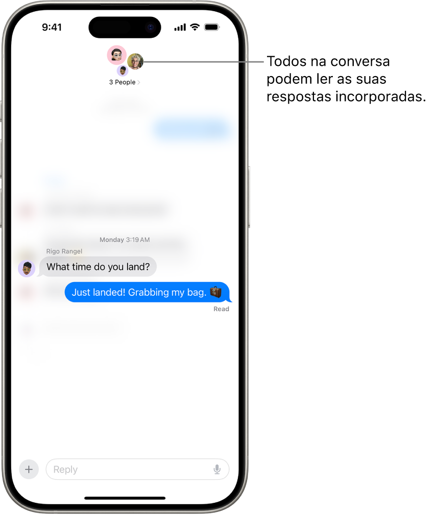 Escrever uma resposta incorporada numa conversa de grupo na aplicação Mensagens. Os ícones das pessoas no grupo estão na parte superior do ecrã. O teclado no ecrã está na metade inferior do ecrã. A maioria da conversa está desfocada, exceto o texto específico da resposta com uma resposta incorporada.