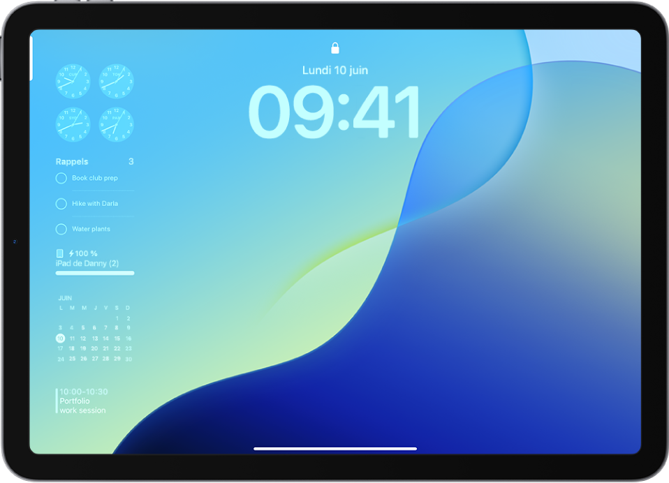 L’écran verrouillé de l’iPad avec l’heure, la date, ainsi que des widgets à gauche.