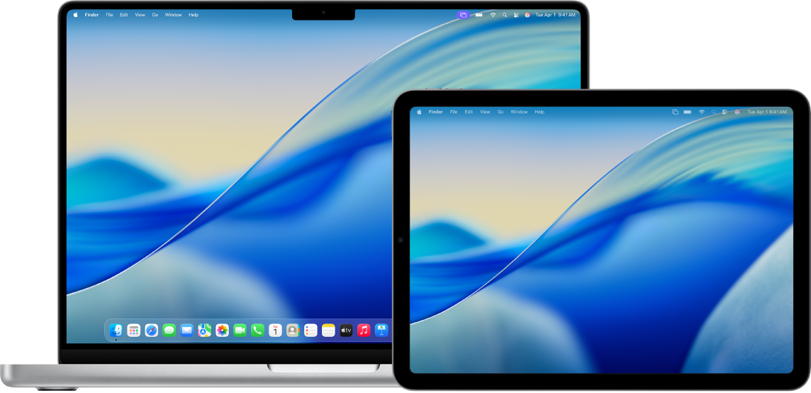 MacBook Air 和 iPad 並排放置。兩個螢幕都顯示以潦草紅色編輯內容覆蓋的文章,例如劃掉的句子、箭頭和加入的單字。iPad 的螢幕底部也有「標示」控制項目。
