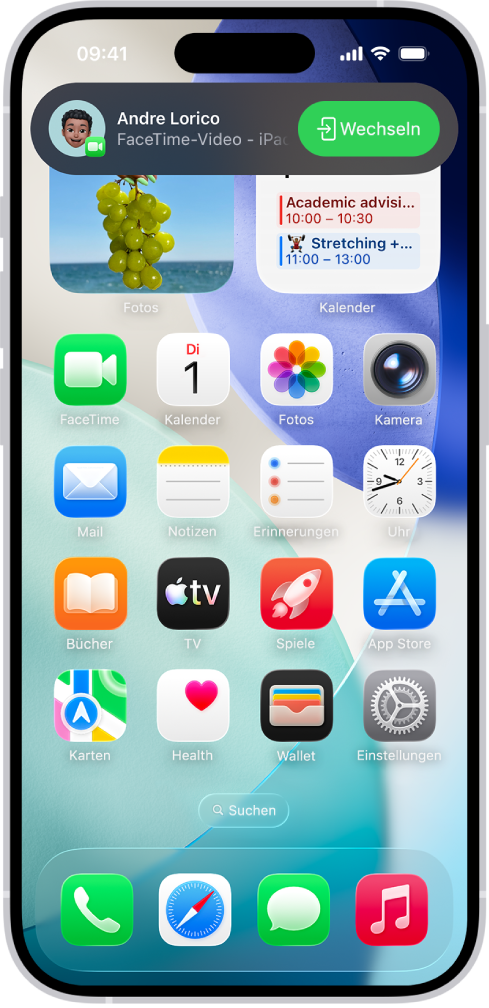 Der Home-Bildschirm des iPhone zeigt eine Mitteilung für einen FaceTime-Videoanruf oben auf dem iPad. Tippe auf die Taste „Wechseln“ rechts neben der Mitteilung, um den Anruf von deinem iPhone zu bewegen.