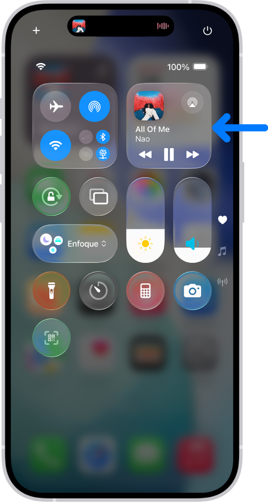El centro de control del iPhone mostrando una flecha apuntando a la tarjeta de audio donde puedes controlar la música desde la pantalla bloqueada o al usar otra app.