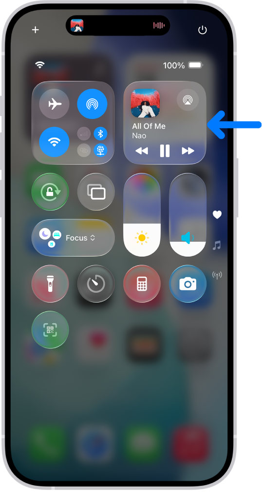 iPhone कंट्रोल सेंटर ऑडिओ कार्डकडे निर्देश करणारा बाण दाखवत आहे, जिथे तुम्ही लॉक स्क्रीनवरून किंवा दुसरे ॲप वापरताना संगीत नियंत्रित करू शकता.