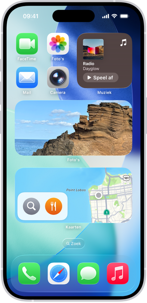 De widgets voor Foto's, Kaarten en Muziek in het beginscherm van de iPhone. De Muziek-widget biedt interactieve functies.
