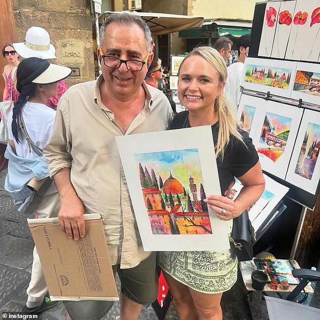 She posed for a quick photo with the talented artist and held up their painting for the camera