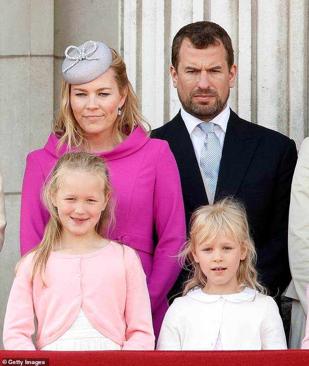 Autumn Kelly and Peter Phillips with their daughters Savannah and Isla on Buckingham Palace balcony in 2019