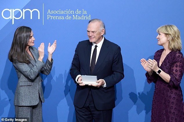 Journalist Pedro Piqueras (C) receives the APM award for Best Journalist of the Year 2023