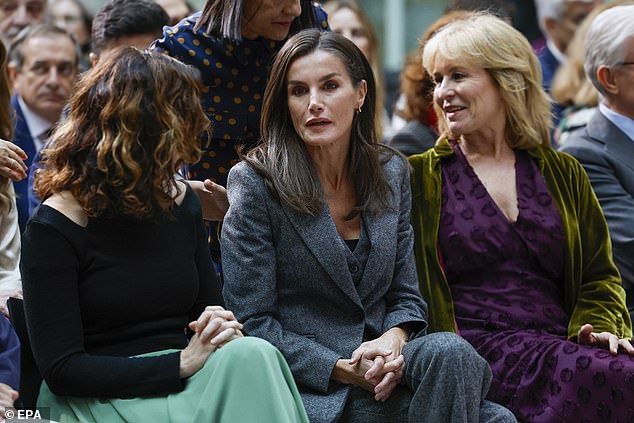 Spain's Queen Letizia (C), accompanied by President of Madrid's Press Association, Maria Rey (R)