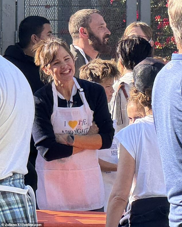 Along with their kids, the pair teamed up to help feed 2,000 homeless and near-homeless people in downtown Los Angeles during the non-profit organization's annual Thanksgiving brunch