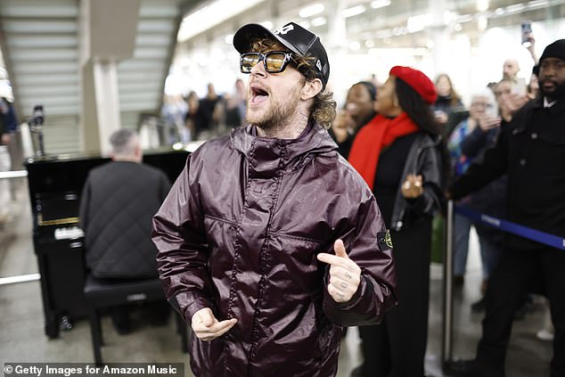 Tom Grennan shocked Londoners on Thursday as he performed an impressive impromptu festive performance at St Pancras Station