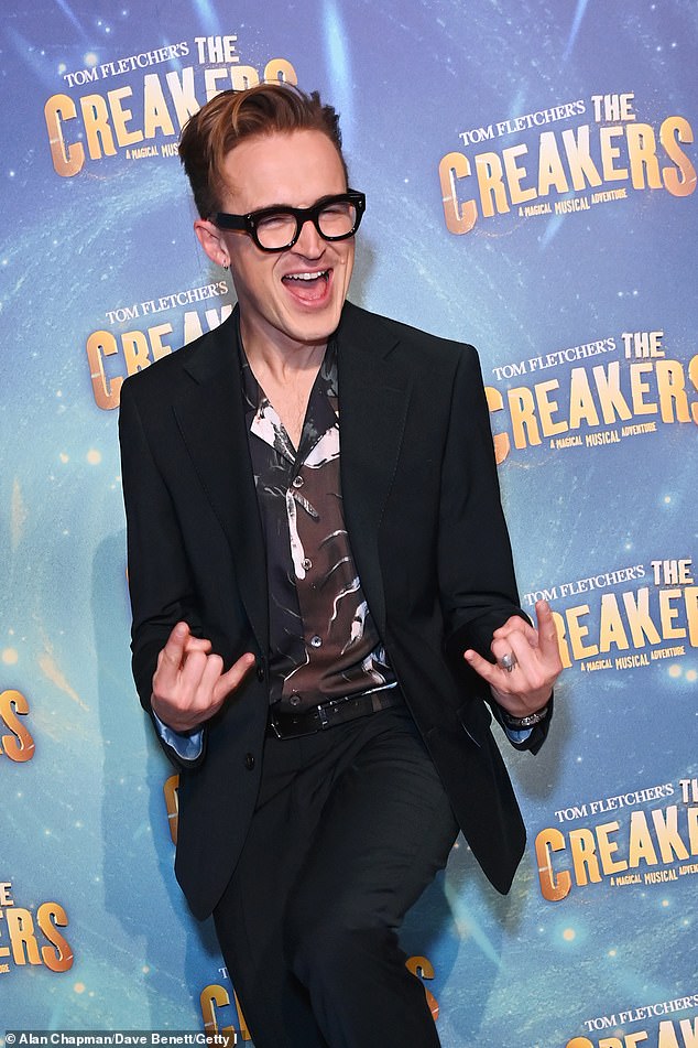 Star of the night Tom Fletcher was living his glorious moment and flashed hand-horns