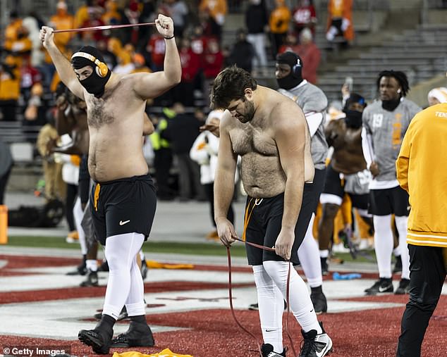 Tennessee's college football stars warmed up shirtless before the Ohio State game