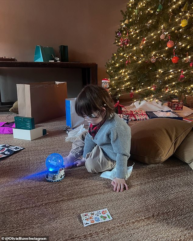 She also posted a snap of their three-year-old son Malcolm Hi¿p playing with a snow globe