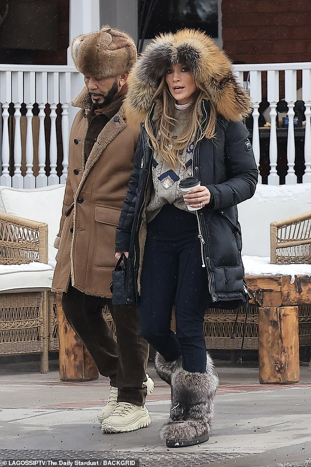 She styled her light brown hair with sun-kissed, blonde highlights in a bouncy blowout