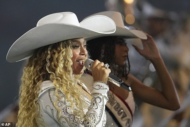 Beyoncé put on an incredible peformance as she brought the house down at the NFL Christmas halftime performance on Wednesday