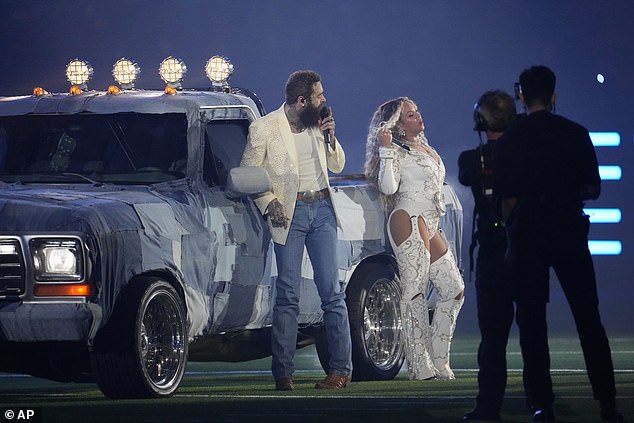 Another standout moment from the performance was the denim-covered truck that appeared when Post Malone joined Beyoncé for their song Levii¿s Jeans